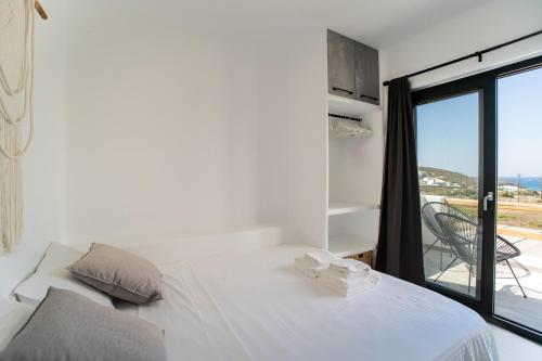 Een bed of bedden in een kamer bij Villa ilios, Stelida Naxos, by NaxosVibe