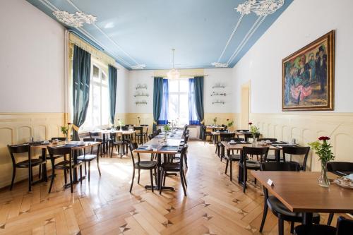 مطعم أو مكان آخر لتناول الطعام في Carlton-Europe Vintage Adults Hotel