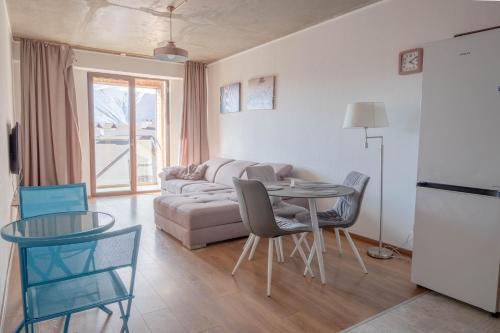 un salon avec un canapé, une table et des chaises dans l'établissement 2-room apartment New Gudauri Loft 1, à Goudaouri