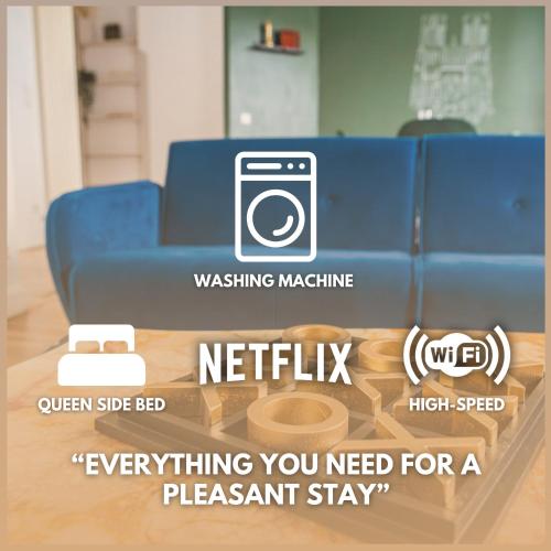 d'un canapé bleu dans un salon avec les mots d'attente dans l'établissement Le Royal - Cathédral - Center, à Reims