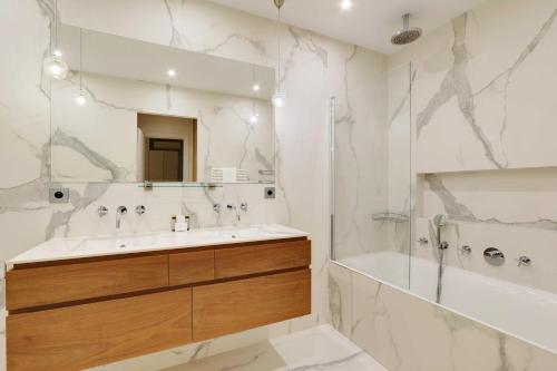 Passy - Eiffel Tower - Amazing 2BR with garden