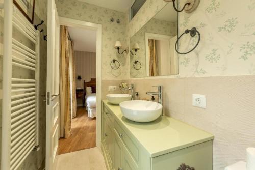 Wide with beautiful kitchen 2Bd 3Bth -Arenal photo 4