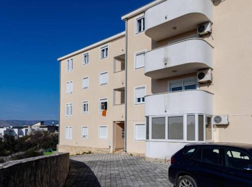 Charming and Cozy Okrug Gornji Apartment with Balcony