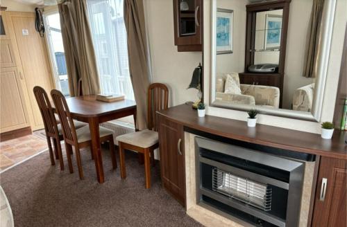 6 BERTH DELUXE PG159 GOLDEN PALM CHAPEL St LEONARDS في شابيل سانت ليوناردز: غرفة معيشة بها موقد وطاولة ومرآة