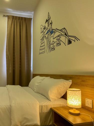 Кровать или кровати в номере Sunset view Homestay near Lake Garden w/ Swimming pool