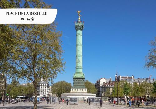 a tall monument in a city with people walking around it at 143 Suite La Française Superbe Appartement à Paris in Paris