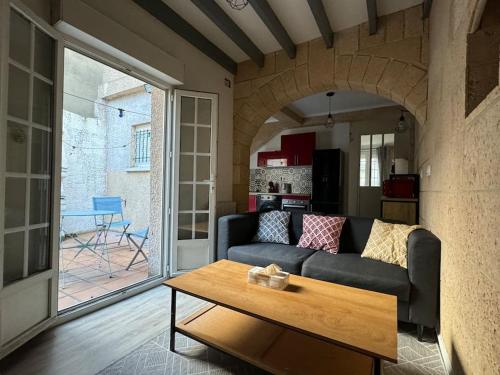 un salon avec un canapé et une table dans l'établissement Nice Appartement Close Metro, à Saint-Denis