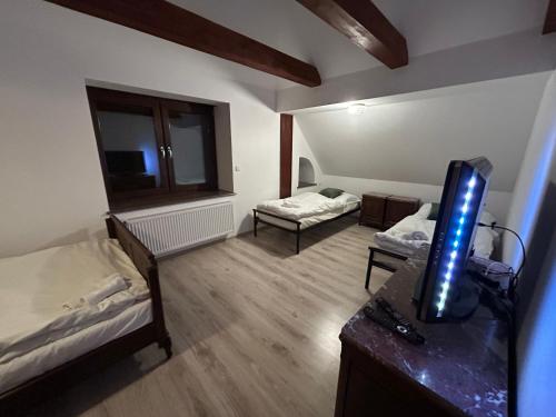 Ένα ή περισσότερα κρεβάτια σε δωμάτιο στο Leśniczówka Myśliwska