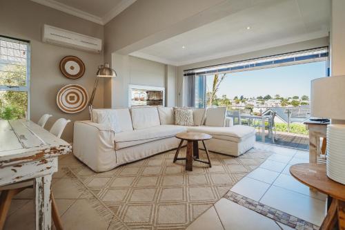 Χώρος καθιστικού στο Palms Manor on Kingswood Golf Estate