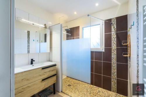 a bathroom with a shower and a sink at Biscarrosse Bourg Maison tout confort en centre ville in Biscarrosse
