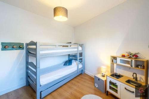 a small room with a bunk bed and a desk at Biscarrosse Bourg Maison tout confort en centre ville in Biscarrosse