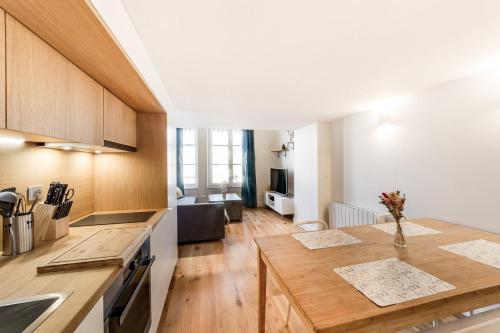 Il comprend une cuisine et un salon avec un comptoir en bois. dans l'établissement Loft mezzanine vue incroyable Saône, à Lyon