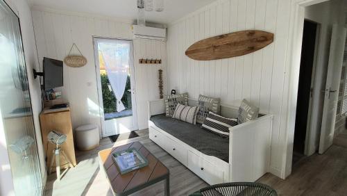 ein Wohnzimmer mit einer Couch und einem Fenster in der Unterkunft L escale du Bassin 800 m de la plage 3 pers in Andernos-les-Bains