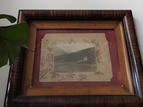 a picture of a painting in a wooden frame at IL Piccolo Castello Busteni in Buşteni