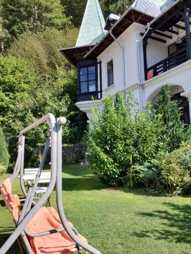 a swing in front of a house at IL Piccolo Castello Busteni in Buşteni