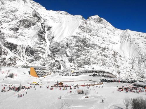 a group of people in the snow in front of a mountain at Résidence Azureva Piau Engaly in Aragnouet