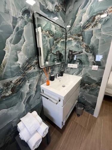 un bagno con lavandino e specchio di Apartamento Barajas-aeropuerto Mercurio B a Madrid