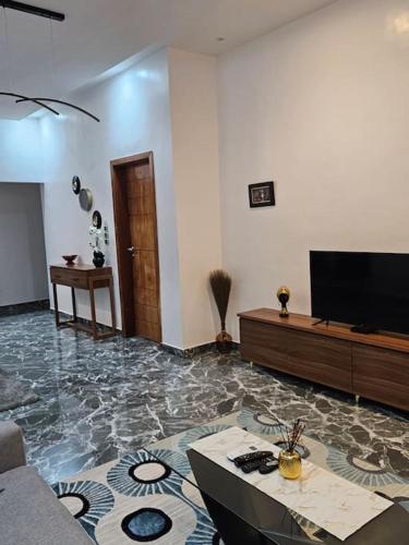 Una televisión o centro de entretenimiento en L'appart D' LJ