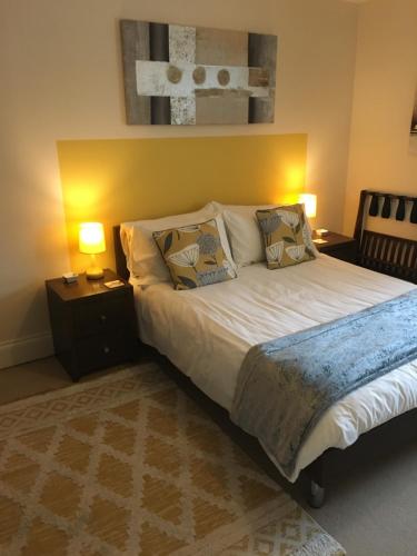 Кровать или кровати в номере Apartments at Peel House