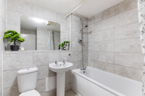Un baño de Cozy Guest House near London O2 Arena