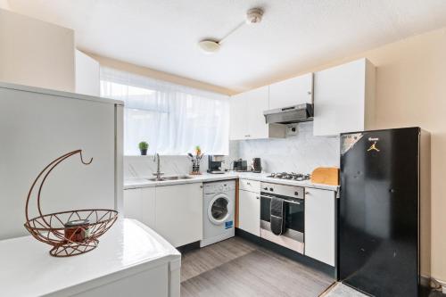 Una cocina o cocineta en Cozy Guest House near London O2 Arena