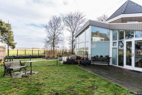 a house with glass walls and a yard at Studio Kapitein Brouwer (2p) in Ballum