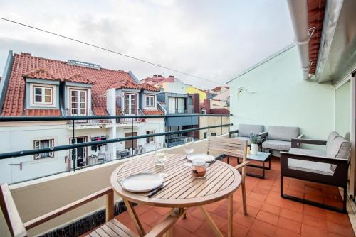 Charming 1BR with Terrace Views of Bridge | By Airnest