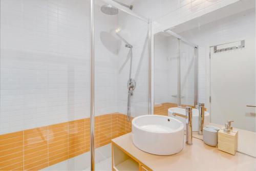 Charming 1BR with Terrace Views of Bridge | By Airnest
