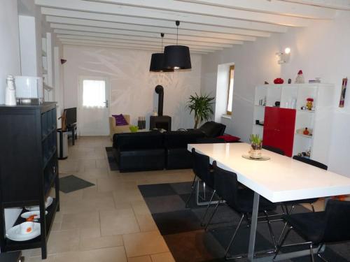 un salon avec une table blanche et un canapé dans l'établissement Gite Via Nova, 12 personnes, 150 m2, à Lavoine