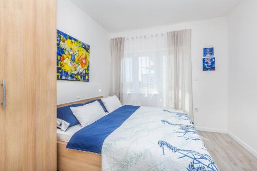 sypialnia z łóżkiem i dużym oknem w obiekcie Apartment Presker w mieście Šilo