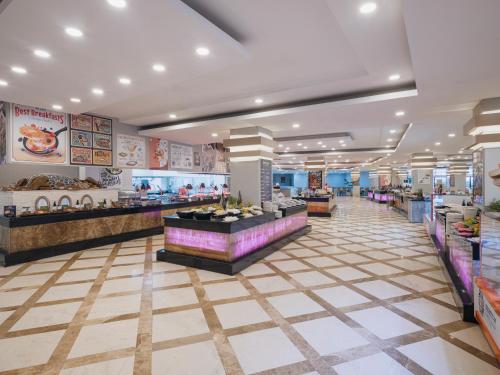 un centro commerciale con un reparto alimentare con banconi di Selectum Family Comfort Side a Kızılağaç