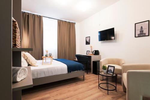 a hotel room with a bed and a desk at Easylife - FL Suite in Centrale in Milan