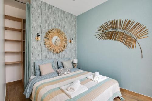 une chambre avec un lit avec des serviettes dessus dans l'établissement Bluestay 8 - Charmant appartement à Paris 12, à Paris