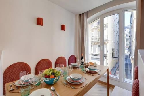 - une salle à manger avec une table et un bol de fruits dans l'établissement 343 Suite Jad - Superbe Appartement à Paris, à Paris