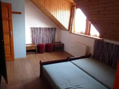 1 dormitorio con 1 cama en una habitación con ventana en Kerámiapark Guesthaus, en Budapest