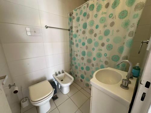 une petite salle de bain avec toilettes et lavabo dans l'établissement Departamento centro Mar del Plata-1 cuadra del mar- monoambiente-balcón calle., à Mar del Plata