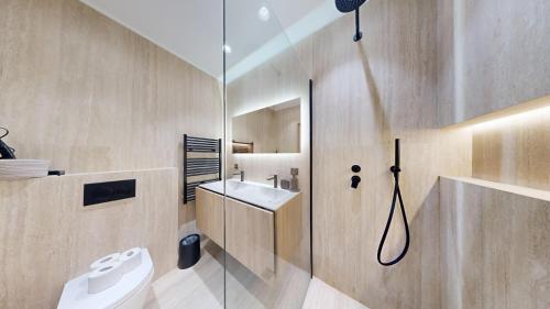 une salle de bain avec une douche, des toilettes et un lavabo dans l'établissement 362 Suite Lafayette - Superbe Appartement à Paris, à Paris