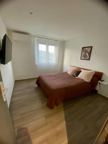 une chambre avec un grand lit dans une pièce blanche dans l'établissement Appartement F4 pour 6 personnes, à Ajaccio