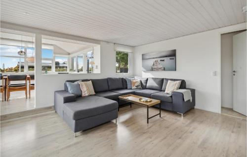 een woonkamer met een bank en een tafel bij Bakkehuset in Hejls