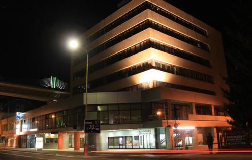 un bâtiment avec un éclairage de rue devant lui dans l'établissement Hotel Bothe, à Považská Bystrica
