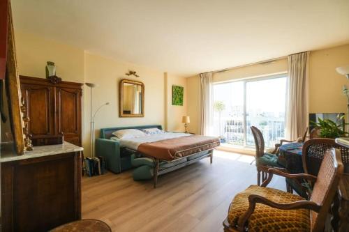 une chambre avec un lit et une grande fenêtre dans l'établissement Beautifully designed 1BR with King Size bed, à Paris