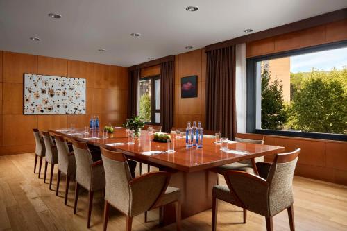 a large dining room with a long table and chairs at NH Ciudad de Cuenca in Cuenca