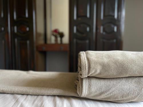 uma pilha de toalhas em cima de uma cama em Apartamento Imperial em bairro Premium região calma e central em Manaus