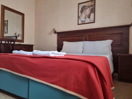 Ένα ή περισσότερα κρεβάτια σε δωμάτιο στο Domi 10 Apartment, Stazione Termini, Via Curtatone 12