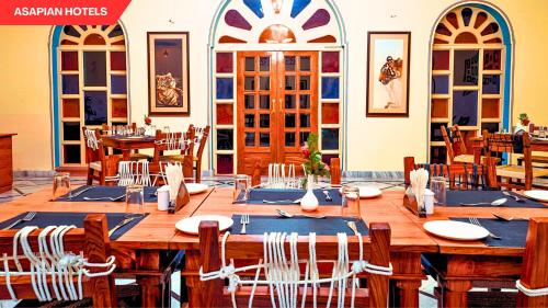 Un restaurante u otro lugar para comer en Anantvan Ranthambore By Greetoe Resorts