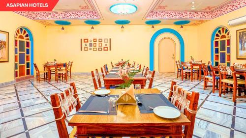 Un restaurante u otro lugar para comer en Anantvan Ranthambore By Greetoe Resorts