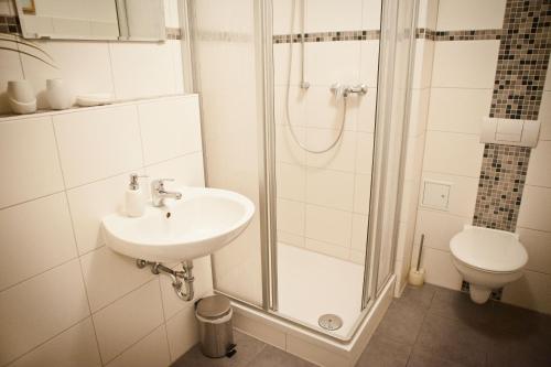 a bathroom with a sink and a shower at Ferienwohnungen und Ferienhäuser Gohr in Stralsund
