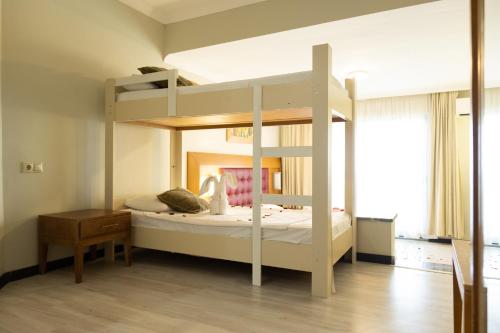 a bedroom with a bunk bed and a desk at Scylax Hotels Mahmutlar in Alanya