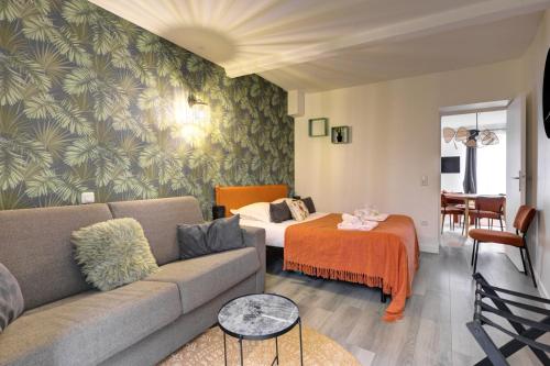 un salon avec un canapé et un lit dans l'établissement 801 Suite Luxurys - Superbe Appartement, à Bagnolet