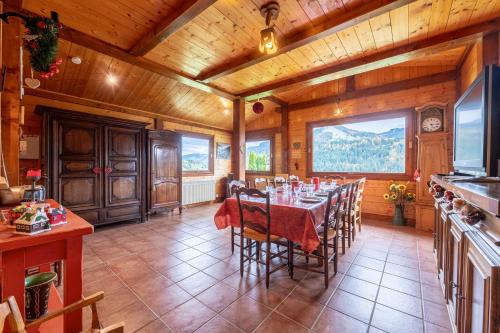 une salle à manger avec une table dans une cuisine dans l'établissement Chalet L'Abri - Pour 9 avec vue montagne, à Saint-Nicolas-la-Chapelle